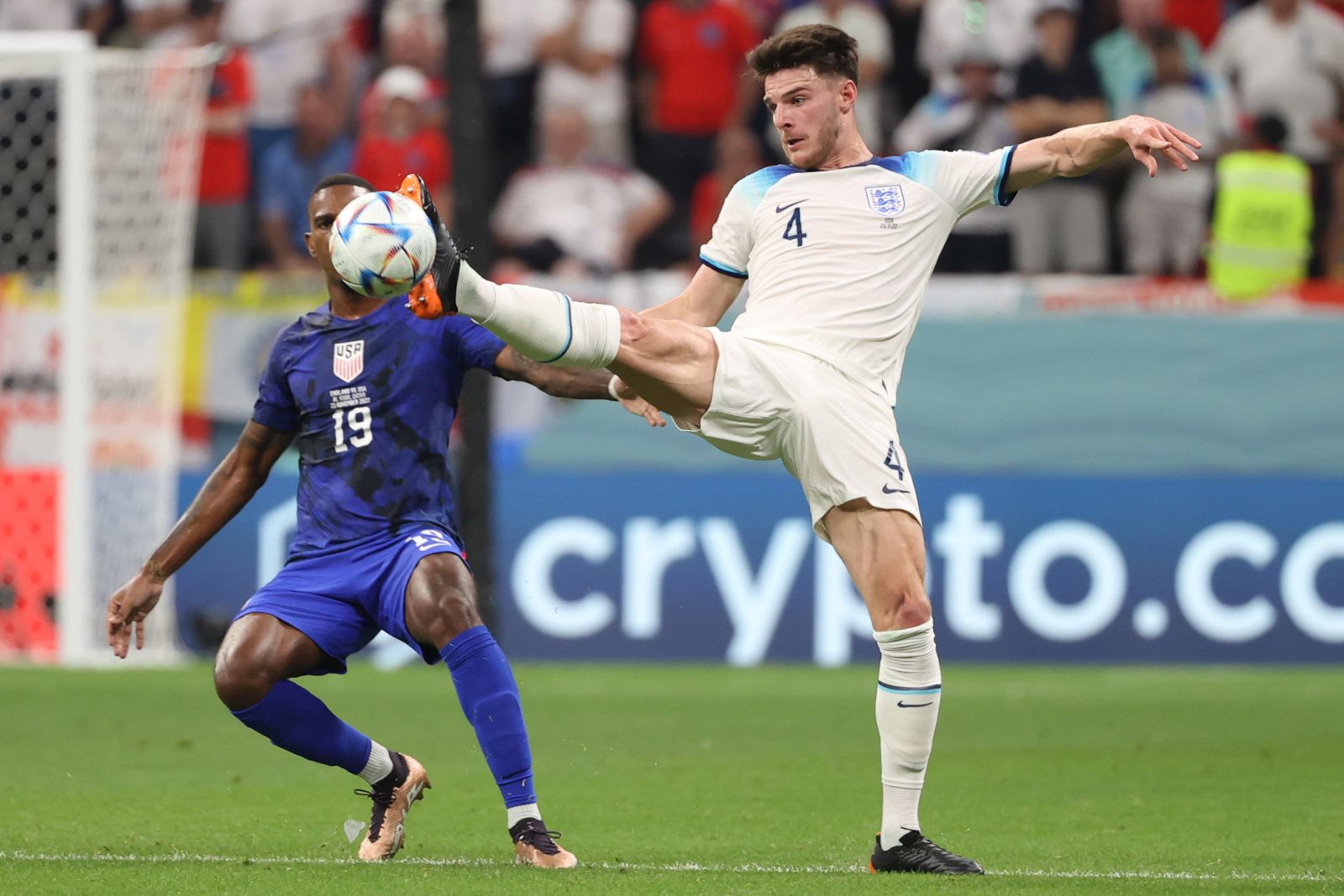 epa10328611 Declan Rice (R) of England in action against Haji Wright of the US during the FIFA World Cup 2022 group B soccer match between England and the USA at Al Bayt Stadium in Al Khor, Qatar, 25 November 2022.  EPA/Ali Haider