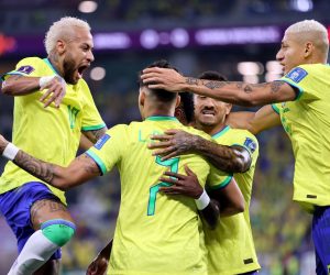 epa10350433 Vinicius Junior of Brazil (C) celebrates with Neymar (L), Richarlison (R) and other teammates after scoring the 1-0 during the FIFA World Cup 2022 round of 16 soccer match between Brazil and South Korea at Stadium 974 in Doha, Qatar, 05 December 2022.  EPA/Abedin Taherkenareh