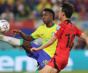 epa10350502 Vinicius Junior (L) of Brazil in action against Jaesung Lee of South Korea during the FIFA World Cup 2022 round of 16 soccer match between Brazil and South Korea at Stadium 974 in Doha, Qatar, 05 December 2022.  EPA/Tolga Bozoglu