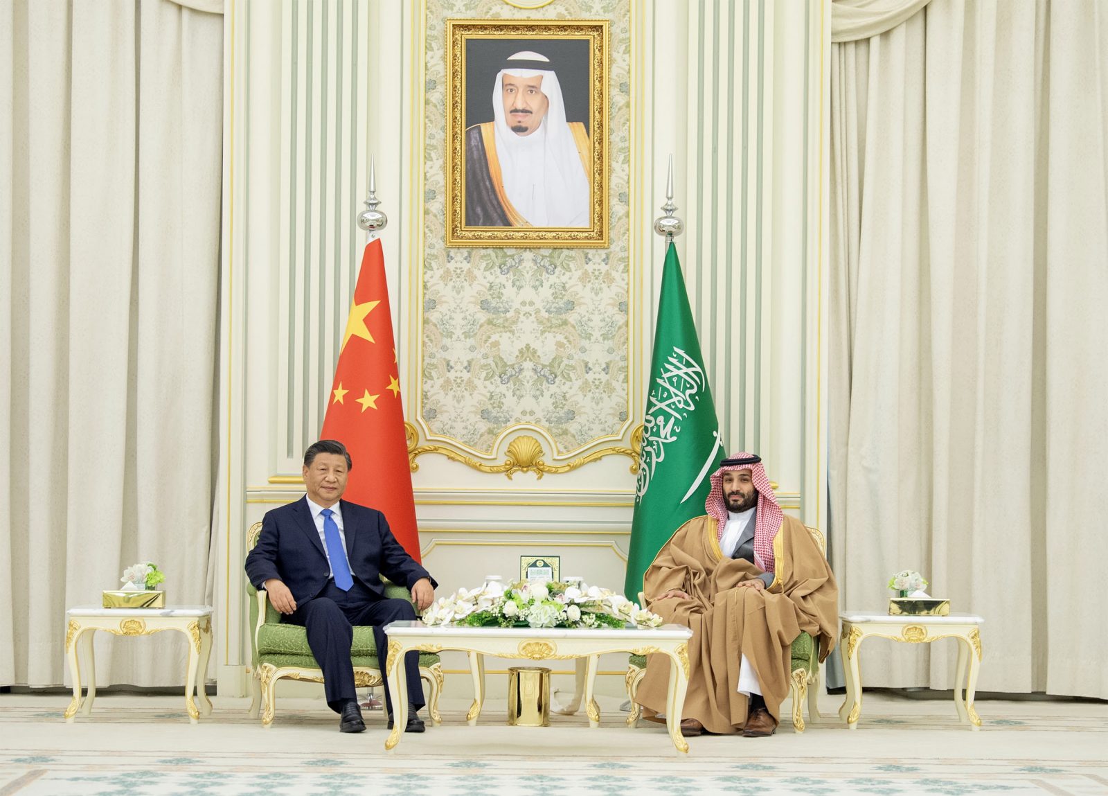 epa10354860 A handout photo made available by the Saudi Royal Court shows Saudi Crown Prince Mohammed bin Salman (R) during his meeting with Chinese President Xi Jinping (L) at Al Yamamah Palace in Riyadh, Saudi Arabia, 08 December 2022. Chinese President Xi Jinping is on a three day working visit to Saudi Arabia, in the framework of strengthening the ties between the two countires, as well as a summit with the members of the Gulf Cooperation Council and a wider China-Arab summit.  EPA/BANDAR ALJALOUD / HANDOUT  HANDOUT EDITORIAL USE ONLY/NO SALES
