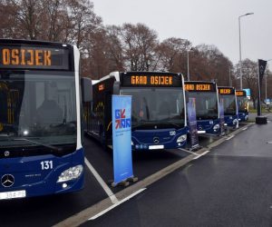Osijek, 09.12.2022 - Osjeèki Gradski prijevoz putnika (GPP) preuzeo je u petak est novih niskopodnih autobusa kojima æe unaprijediti sigurnost putnika i znaèajno smanjiti emisije CO2 te trokove odravanja. foto HINA/ Tomislav PRUSINA/ ik