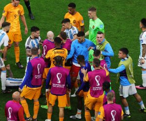 epa10358130 Players of the Netherlands and Argetnina scuffle during the FIFA World Cup 2022 quarter final soccer match between the Netherlands and Argentina at Lusail Stadium in Lusail, Qatar, 09 December 2022.  EPA/Abir Sultan