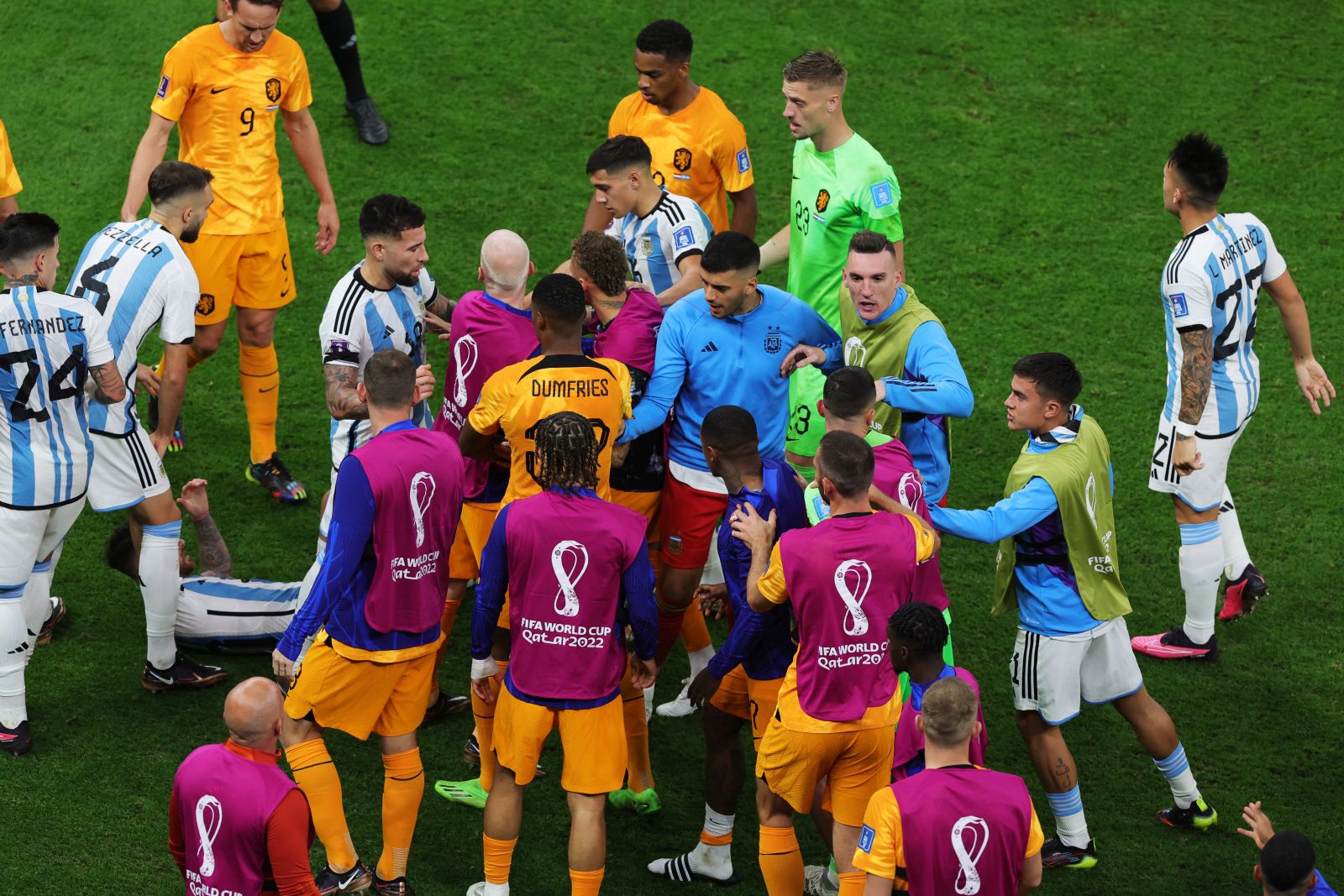 epa10358130 Players of the Netherlands and Argetnina scuffle during the FIFA World Cup 2022 quarter final soccer match between the Netherlands and Argentina at Lusail Stadium in Lusail, Qatar, 09 December 2022.  EPA/Abir Sultan