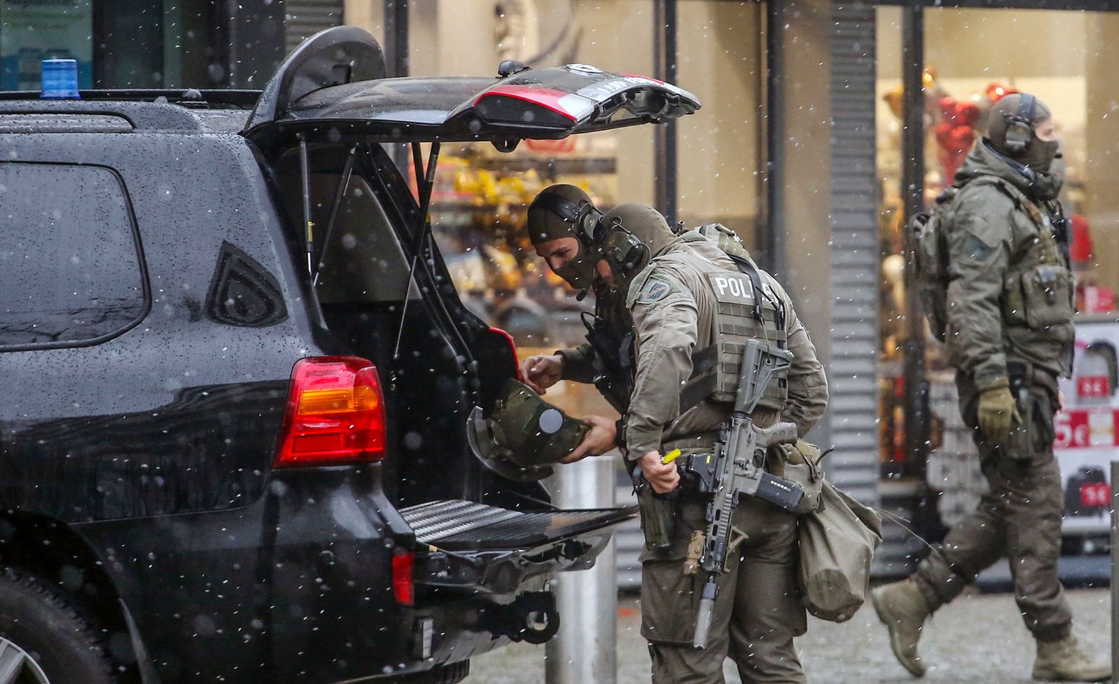 epa10359032 Armed members of a special police task force unit near a vehicle outside a shopping center in Dresden, Germany, 10 December 2022. Police announced on its social media that a hostage situation in the eastern German city of Dresden was over and that two people were released 'unharmed', after evacuating a shopping mall and its surroundings in the city center. A 40-year-old suspect died after suffering fatal injuries during the police operation to free the hostages, police added.  EPA/MATTHIAS SCHUMANN