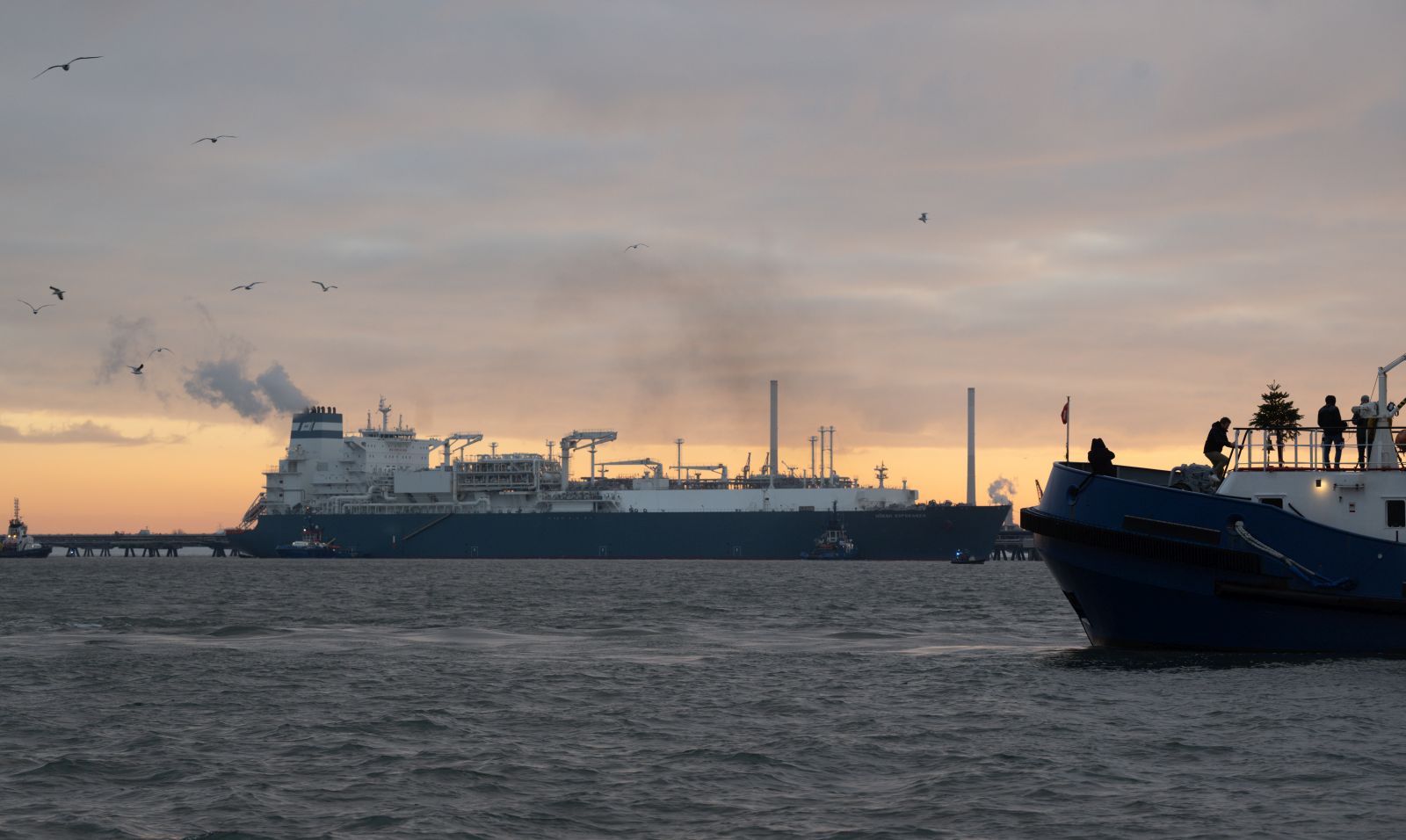 epa10367398 The Hoegh Esperanza, an FSRU ship, arrives to dock at the new LNG terminal in Wilhelmshaven, Germany, 15 December 2022. The Hoegh Esperanza FSRU is a floating facility that will convert liquified natural gas (LNG) arriving on LNG ships into a gaseous state and pump the gas directly into Germany's northern natural gas pipeline network from the Wilhelmshaven site. The new terminal, which will be officially inaugurated this coming Saturday, is one several new LNG terminals Germany is building on its northern coasts as it seeks to pivot away from its previous reliance on natural gas imports from Russia.  EPA/DAVID HECKER / POOL