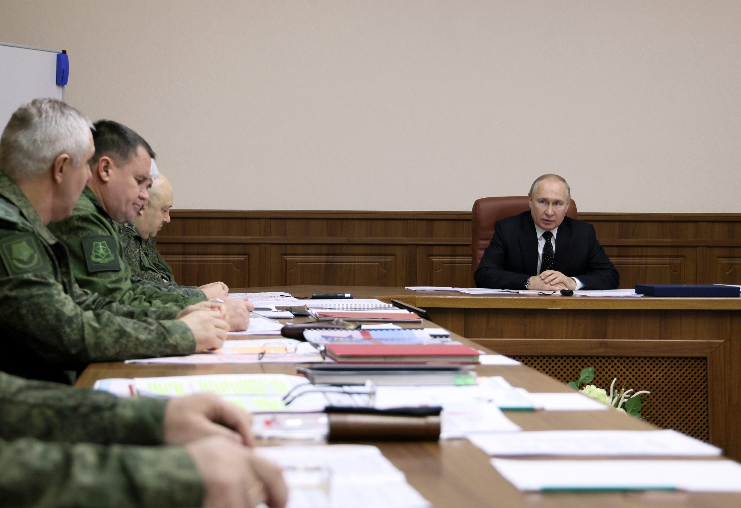 epa10369435 Russian President Vladimir Putin (R) during his visit to the joint headquarters of the military branches of the Russian armed forces involved in the 'special military operation' in Ukraine, at an undisclosed location in Russia, 17 December 2022.  EPA/GAVRIIL GRIGOROV/SPUTNIK/KREMLIN / POOL MANDATORY CREDIT