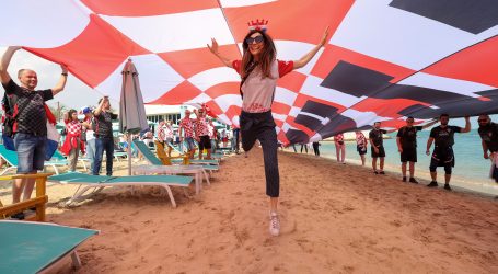 ‘Igraj moja Hrvatska’: Uoči utakmice s Marokom navijačka zastava razvijena pred hotelom u Dohi