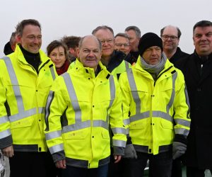 epa10369809 (L-R) German Finance Minister Christian Lindner, Chancellor Olaf Scholz and Economy and Climate Minister Robert Habeck attend the opening ceremony of Germany's first LNG (liquefied natural gas) terminal in Wilhelmshaven, Germany, 17 December 2022. Germany inaugurates on the day its first LNG terminal, built on its northern coast, as the country decided to cut its dependence from Russian energy imports.  EPA/LARS-JOSEF KLEMMER / POOL