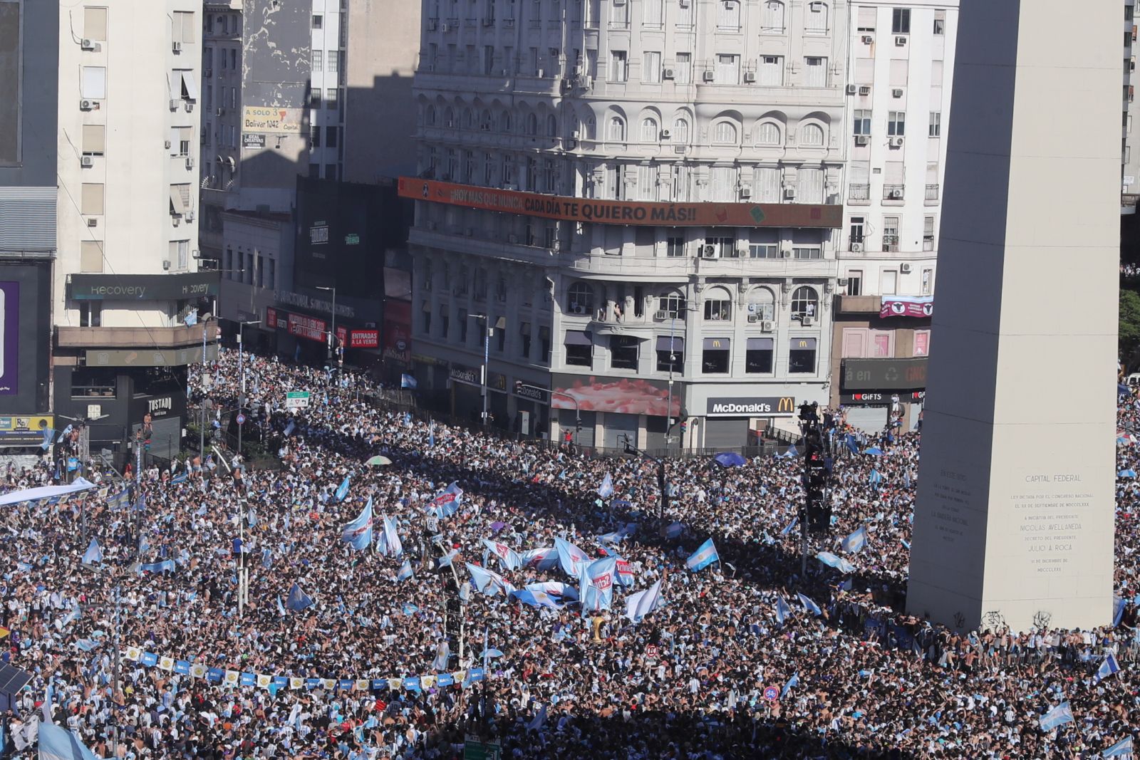 epa10373341 Fans of Argentina celebrate after winning the FIFA World Cup, at the Obelisco, in Buenos Aires, Argentina, 18 December 2022. Argentina won its third World Cup trophy by beating France 4-2 during the penalty shootout after the match ended in 3-3.  EPA/Raul Martinez