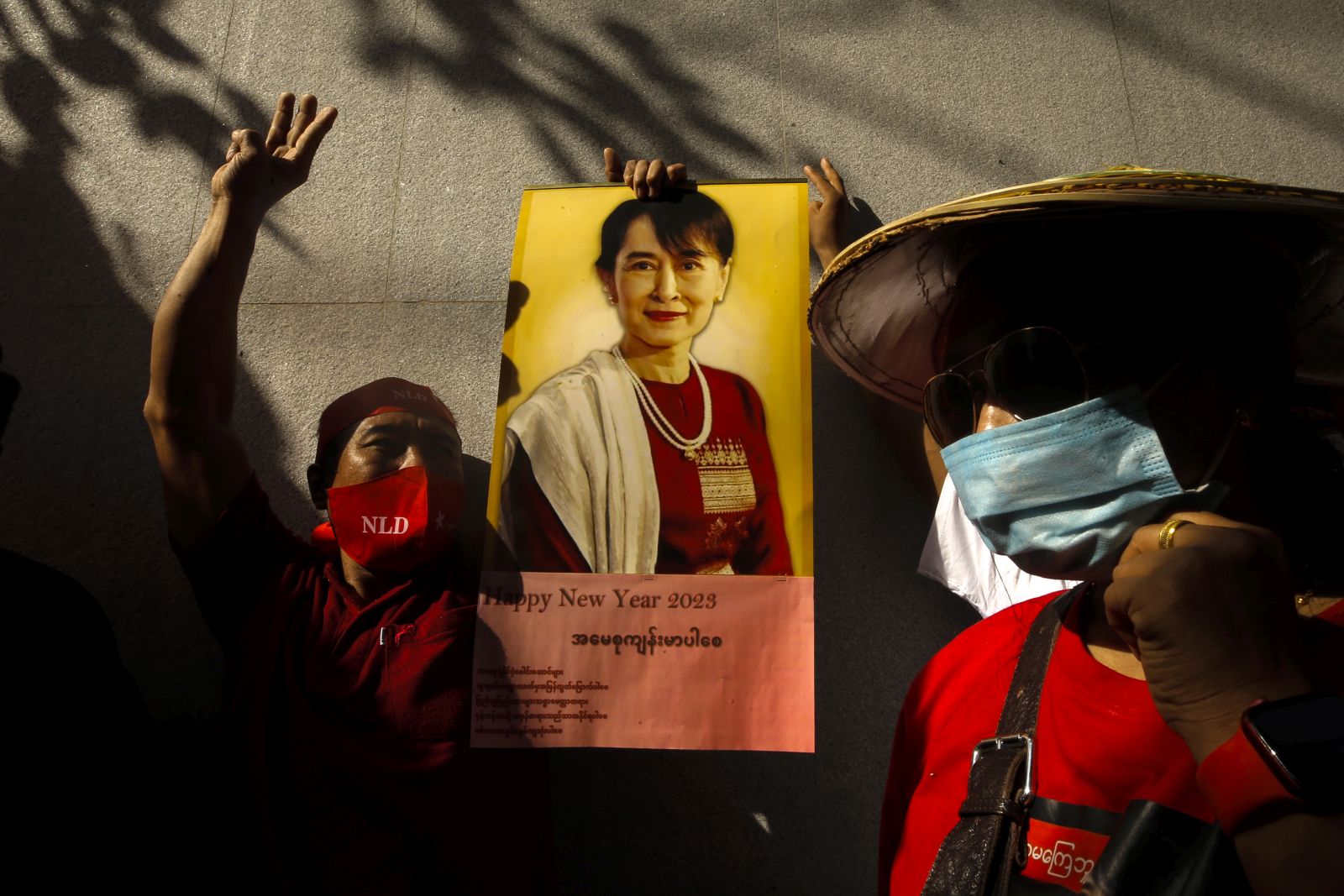epa10373655 A Myanmar migrant worker living in Thailand holds a picture of Myanmar democracy icon Aung San Suu Kyi at a rally outside the Myanmar embassy in Bangkok, Thailand, 19 December 2022. Myanmar migrant workers rallied outside the Myanmar embassy to mark the International Migrants Day which was observed the previous day on 18 December, to protest against Myanmar's State Administration Council and in support of Aung San Suu Kyi, the 1991 Nobel Peace Prize laureate and former State Counsellor of Myanmar and Minister of Foreign Affairs.  EPA/DIEGO AZUBEL