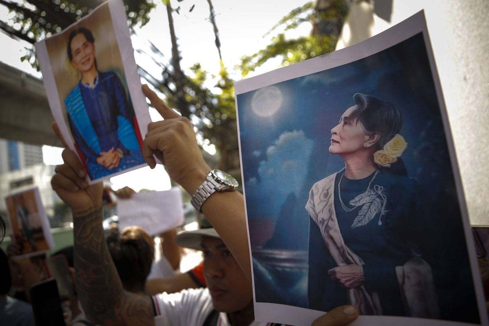 epa10373651 Myanmar migrant workers living in Thailand hold pictures of Myanmar democracy icon Aung San Suu Kyi at a rally outside the Myanmar embassy in Bangkok, Thailand, 19 December 2022. Myanmar migrant workers rallied outside the Myanmar embassy to mark the International Migrants Day which was observed the previous day on 18 December, to protest against Myanmar's State Administration Council and in support of Aung San Suu Kyi, the 1991 Nobel Peace Prize laureate and former State Counsellor of Myanmar and Minister of Foreign Affairs.  EPA/DIEGO AZUBEL