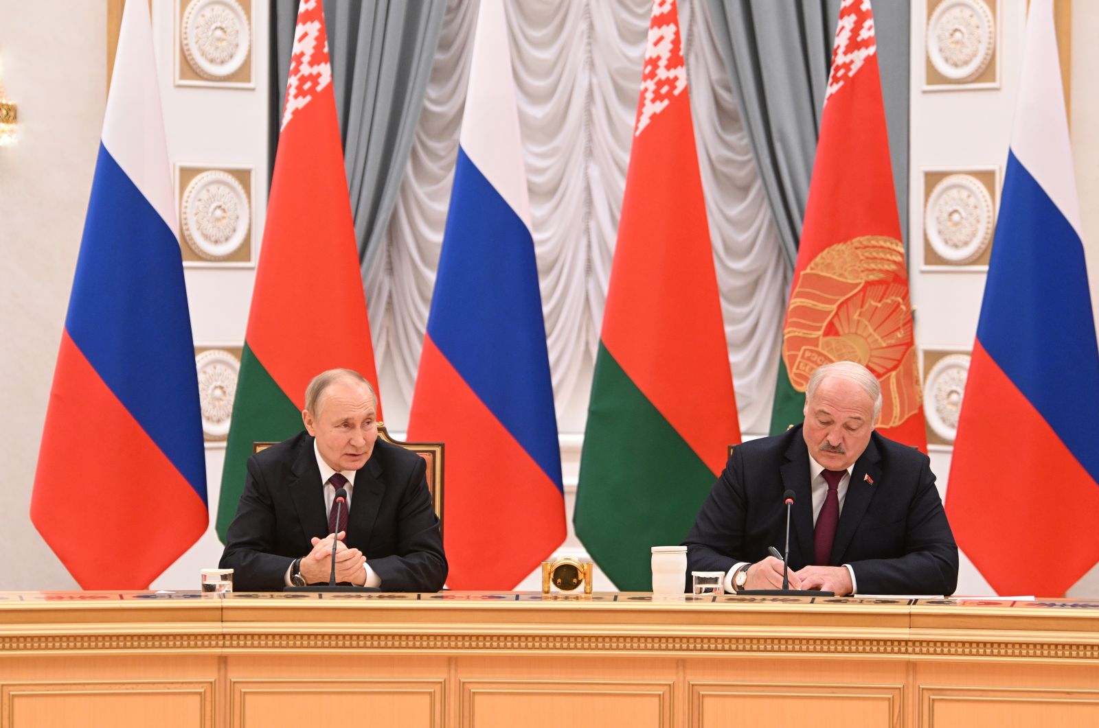 epa10373944 Russian President Vladimir Putin (L) and Belarusian President Alexander Lukashenko attend a meeting in expanded format at the Palace of Independence in Minsk, Belarus, 19 December 2022. Vladimir Putin holds talks with his Belarusian counterpart and to discuss the issues of security in the region and joint measures to respond to challenges.  EPA/PAVEL BEDNYAKOV/SPUTNIK/KREMLIN POOL MANDATORY CREDIT