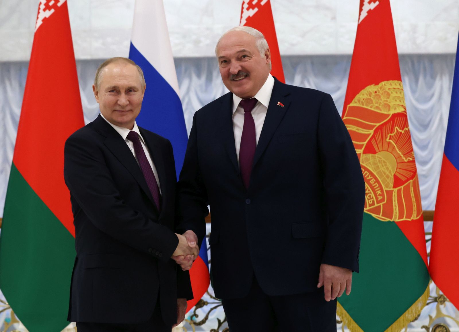 epa10373941 Russian President Vladimir Putin and Belarusian President Alexander Lukashenko shake hands before their meeting at the Palace of Independence in Minsk, Belarus, 19 December 2022. Vladimir Putin holds talks with his Belarusian counterpart and to discuss the issues of security in the region and joint measures to respond to challenges.  EPA/KONSTANTIN ZAVRAZHIN/SPUTNIK/KREMLIN POOL MANDATORY CREDIT