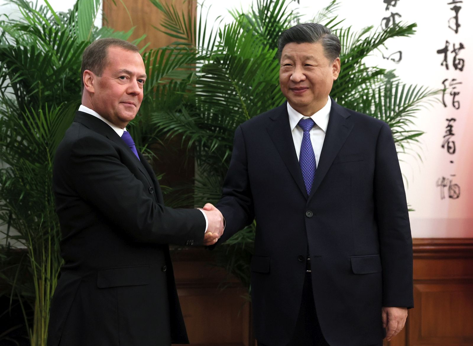 epa10375428 Deputy head of Russia's Security Council and chairman of the United Russia party Dmitry Medvedev (L) and Chinese President Xi Jinping shake hands during their meeting in Beijing, China, 21 December 2022.  EPA/EKATERINA SHTUKINA/SPUTNIK/KREMLIN POOL MANDATORY CREDIT