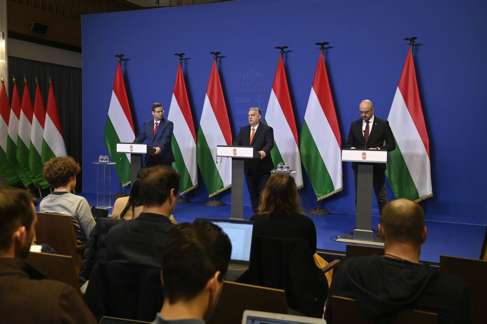 epa10375462 Hungarian Prime Minister Viktor Orban (C), Head of the Prime Minister's Office Gergely Gulyas (L) and Hungarian Secretary of State for International Communication and Relations Zoltan Kovacs (R) hold a year-end press conference in the government's headquarters in Budapest, Hungary, 21 December 2022.  EPA/SZILARD KOSZTICSAK HUNGARY OUT