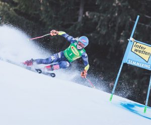 epa10379116 Mikaela Shiffrin of the USA in action during the first run of the Women's Giant Slalom of the FIS Ski Alpine World Cup in Semmering, Austria, 27 December 2022.  EPA/DOMINIK ANGERER