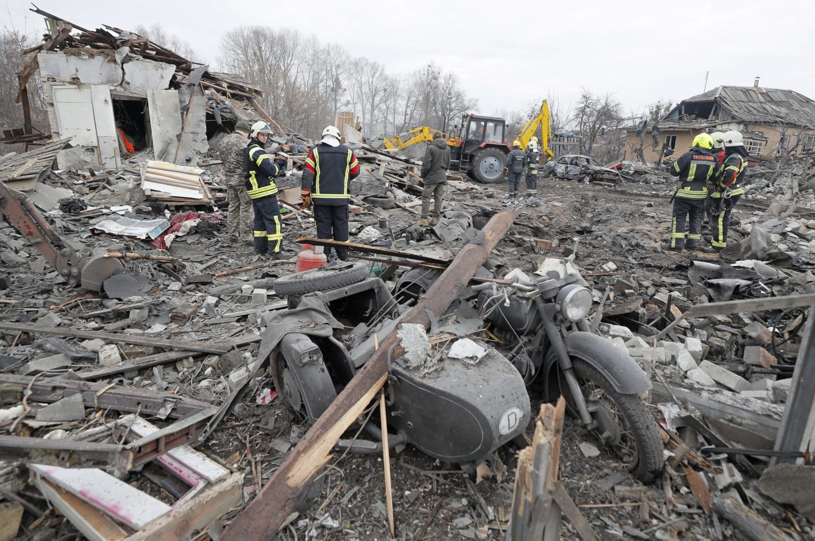 epa10381414 Ukrainian rescue workers at the scene of a destroyed residential building following a Russian missile strike in the outskirts of Kyiv, Ukraine, 29 December 2022. Russian missiles targeted major cities across Ukraine early 29 December, the head of the Kyiv City Military Administration, Serhiy Popko wrote on telegram that 16 missiles targeting the Ukrainian capital Kyiv have been destroyed, and that at least three people were injured. The city Mayor, Vitali Klitschko said that 40 percent of the capital's consumers were without electricity after the attacks.  EPA/SERGEY DOLZHENKO