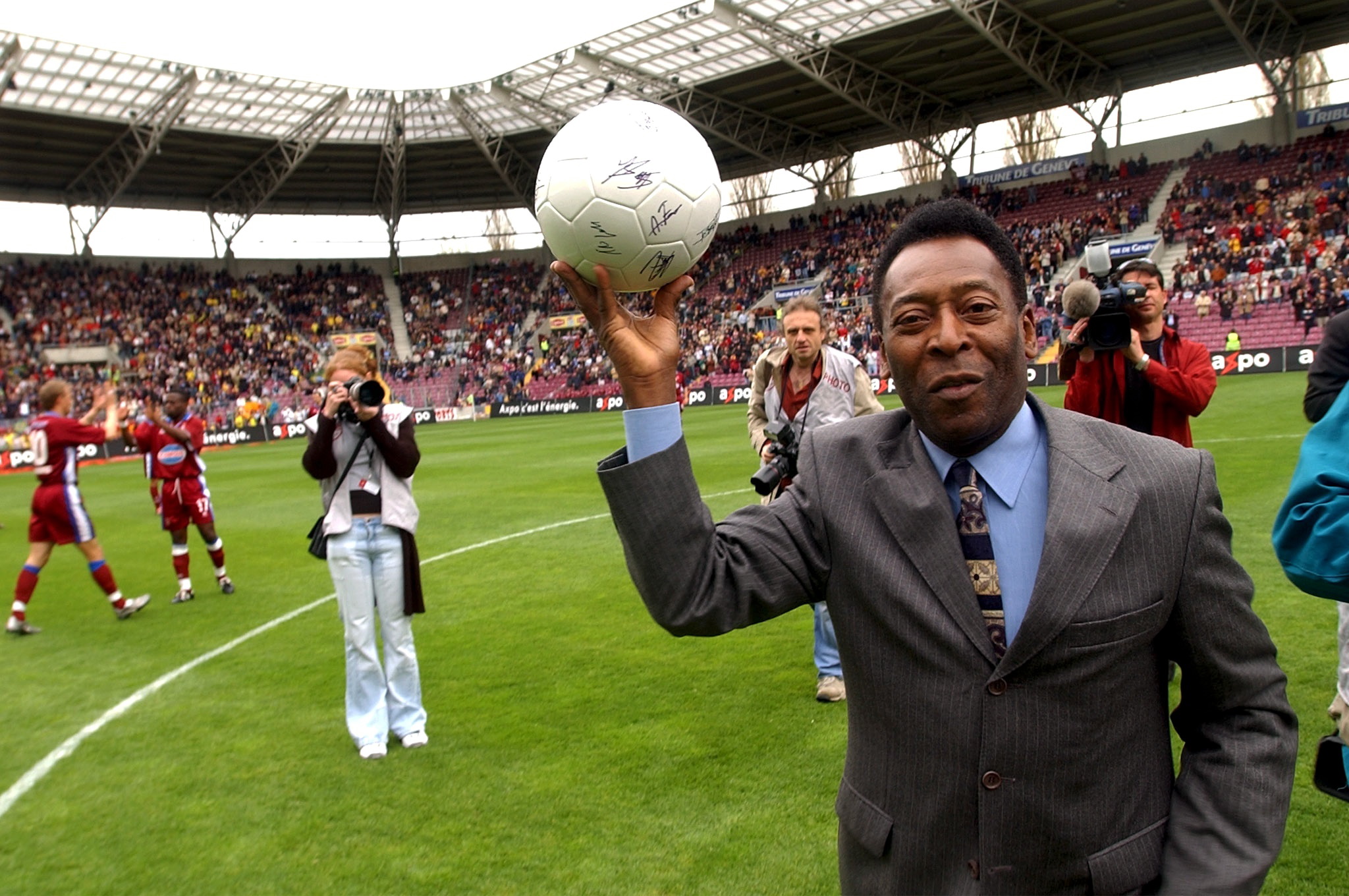 epa10382400 (FILE) - Brazilian soccer legend Pele, whos birth name is Edson Arantes do Nascimento, jokes with photographers before the match between Swiss teams Servette FC and BSC Young Boys, in the Geneva Stadium, in Geneva, Switzerland, 18 April 2004 (issued 30 December 2022). According to his agent, Pele, whose proper name is Edson Arantes do Nascimento, died on 28 December 2022 at age 82.  EPA/LAURENT GILLIERON