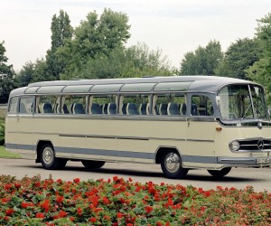 Mercedes-Benz O 321 HL (1957 bis 1964) in der Ausführung als Fernreisebus mit Dachrandverglasung. 

Mercedes-Benz O 321 HL (1957 to 1964) in long-distance coach co nfiguration with roof edge glazing.
