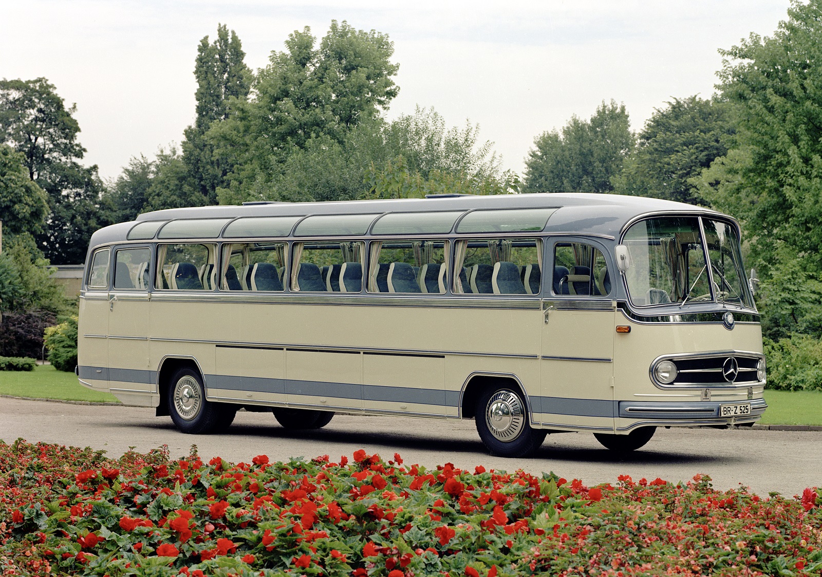 Mercedes-Benz O 321 HL (1957 bis 1964) in der Ausführung als Fernreisebus mit Dachrandverglasung. 

Mercedes-Benz O 321 HL (1957 to 1964) in long-distance coach co nfiguration with roof edge glazing.