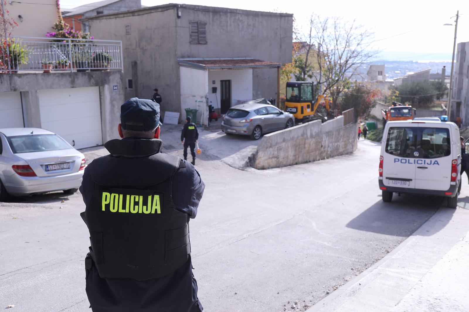 01.12.2022., Split - Policija ispred kuce bjegunca Ivana Bozica koji je pregazio policajca. Photo: Ivo Cagalj/PIXSELL