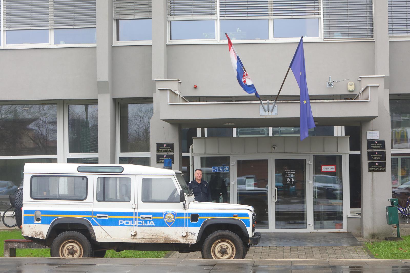 05.12.2022., Karlovac - Oko 9.30 sati zaprimljena je dojava o bombi u zgradi suda u Karlovcu. Photo: Kristina Stedul Fabac/PIXSELL