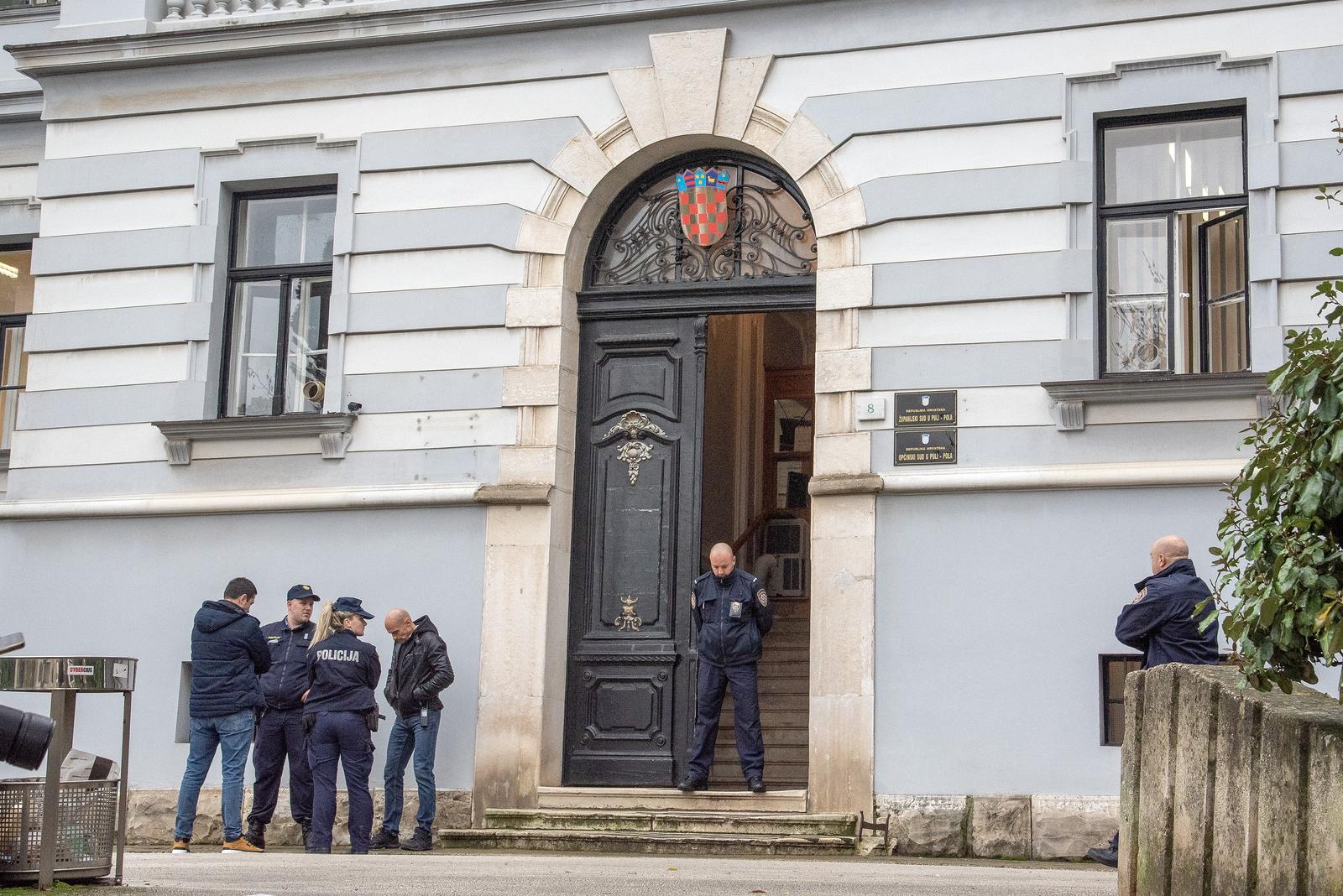 05.12.2022., Pula - Nakon dojave o bombi, sud u Puli je evakuiran a ispred suda je policija. Photo: Srecko Niketic/PIXSELL