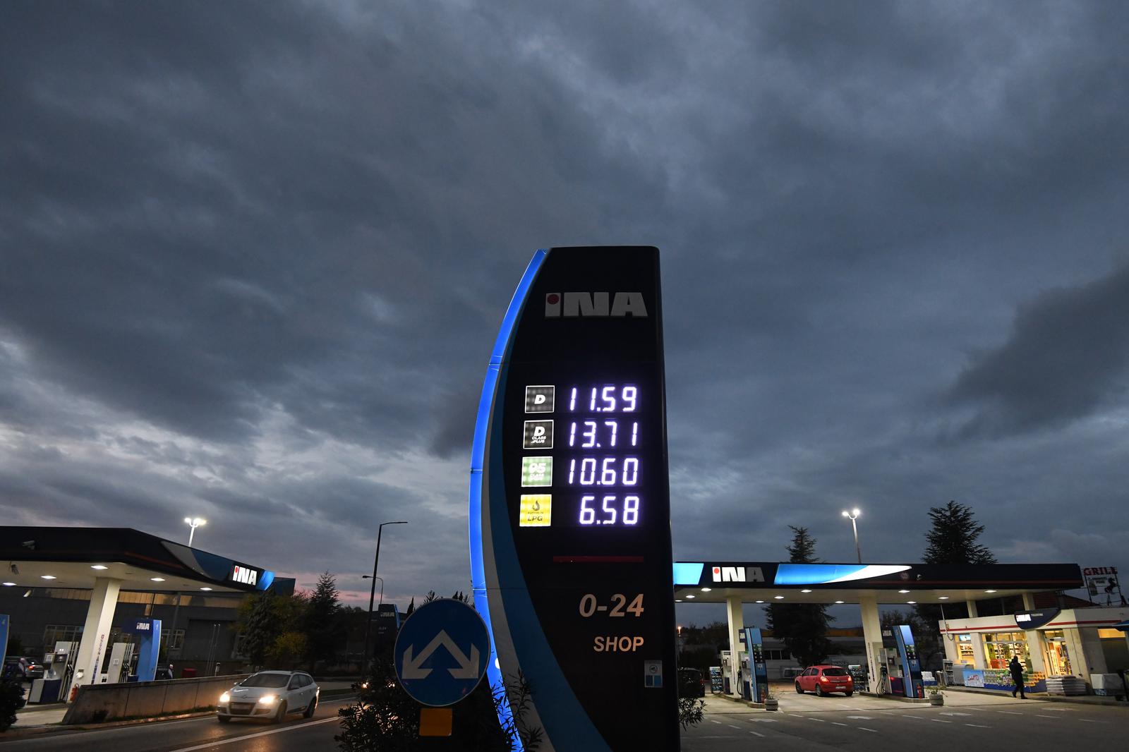 06.12.2022., Sibenik - Odlukom Vlade od ponoci se gorivo na benzinskim pumpama prodaje po znatno nizim cijenama. Snizenjem je ovaj put obuhvacen i plavi dizel. 
   Photo: Hrvoje Jelavic/PIXSELL