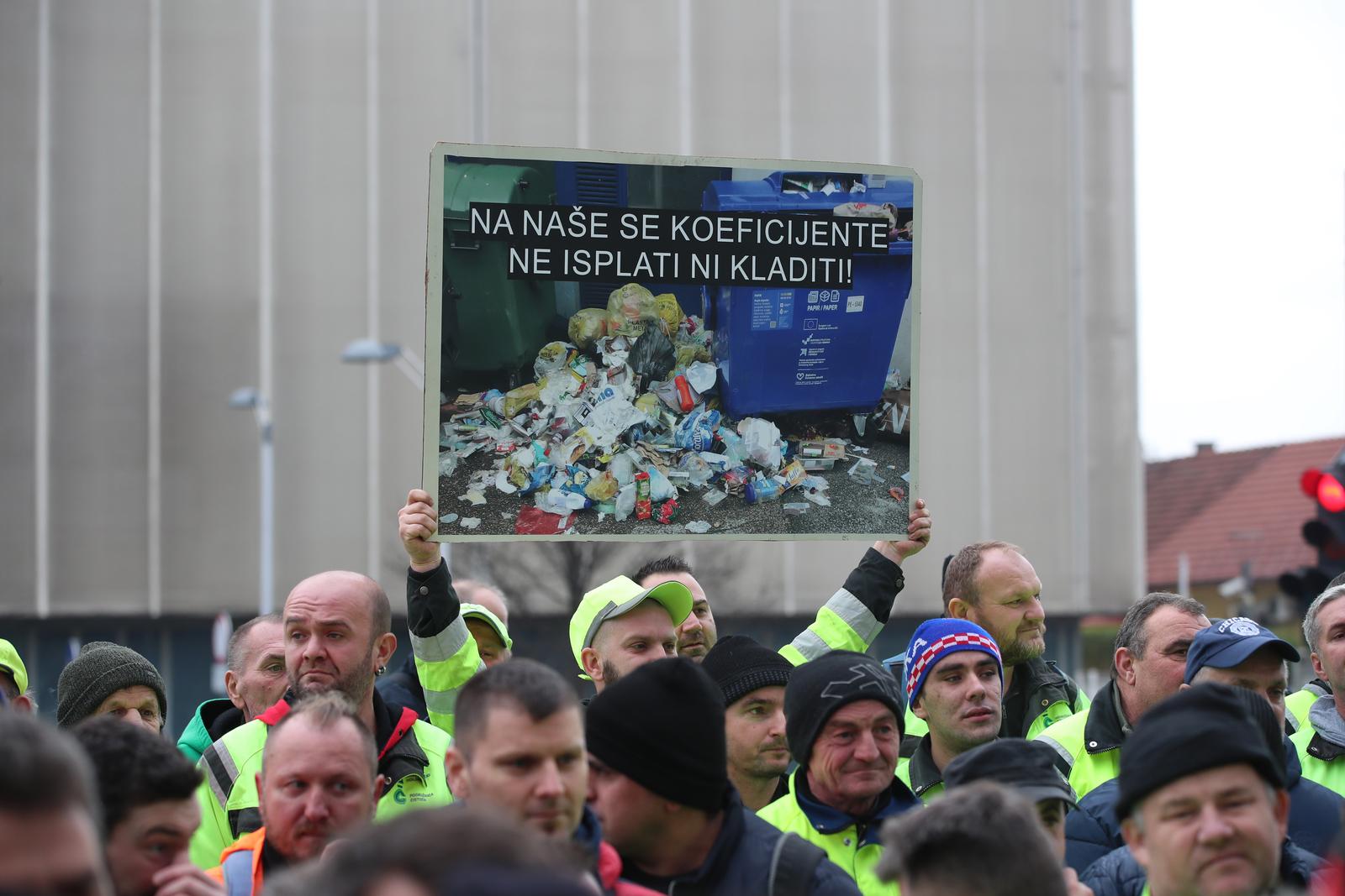 07.12.2022., Zagreb - Ispred ulaza u gradsku tvrtku Cistoca organiziran je prosvjed nezadovoljnih radnika. Photo: Matija Habljak/PIXSELL
