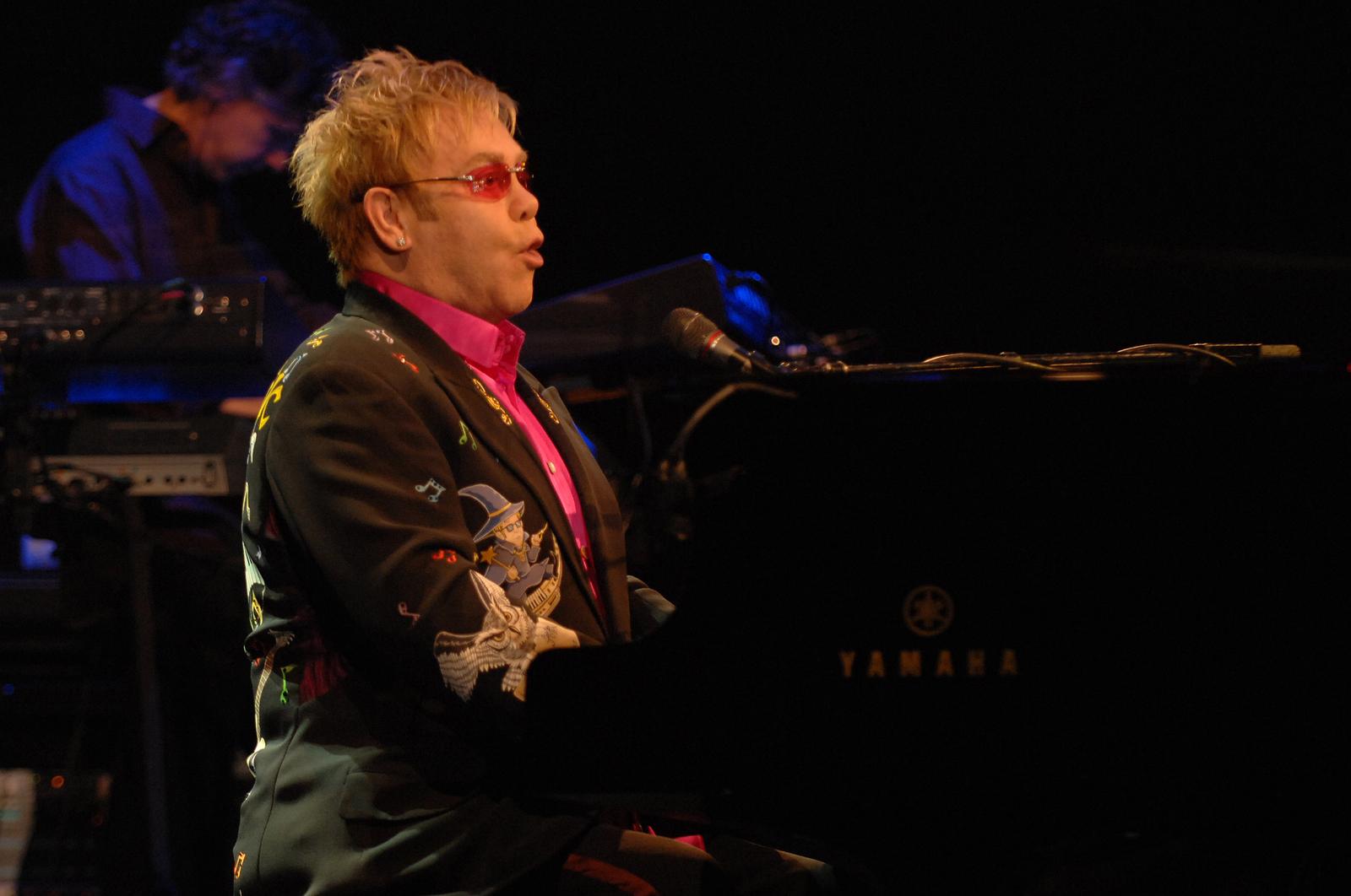 08.07.2009., Pula - Sir Elton John je nastupio u sklopu svoje turneje, otvorivsi time Histria festival, u Areni. Pet, sest tisuca ljudi pred ulazom u anticko zdanje je napravilo red kako bi svi usli i ovacijama pozdravili slavnog glazbenika. Photo: Dusko Marusic/Vecernji list