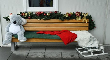 Petrinjska HVIDR-a podijelila božićne paketiće djeci koja žive u kontejnerima