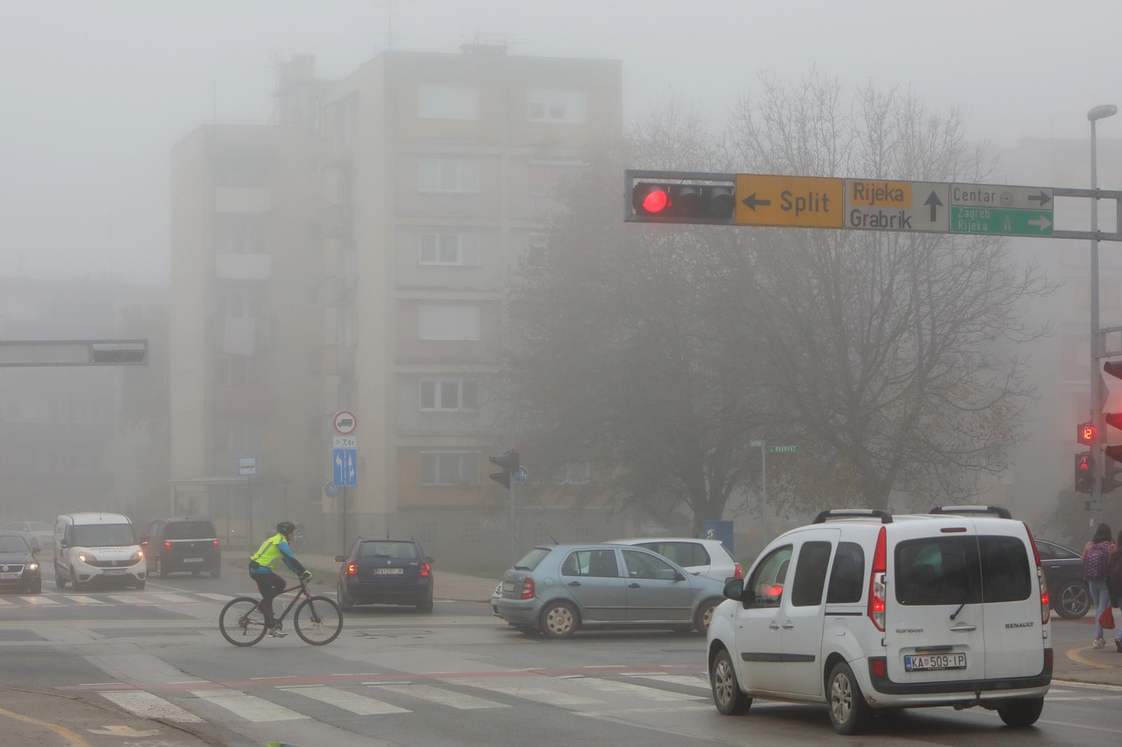 11.11.2022., Karlovac - Karlovac se jutros probudio okovan gustom maglom. Photo: Kristina Stedul Fabac/PIXSELL