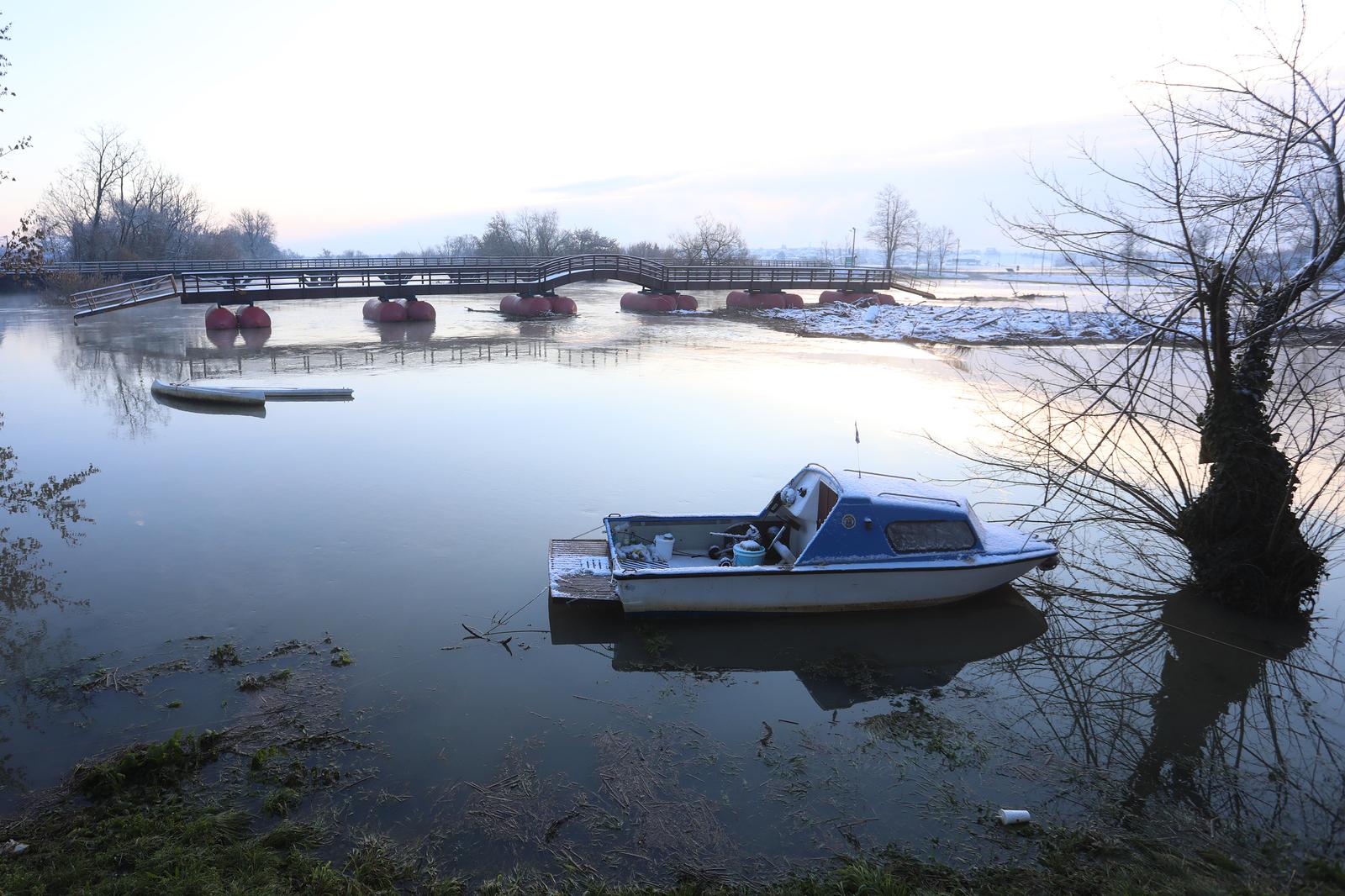 12.12.2022., Karlovac - Vodostaj rijeke Korane u Karlovcu u blagom je opadanju. U 9 sati vodostaj je bio na 759 cm i dalje su na snazi izvandredne mjere obrane od poplava.  Photo: Kristina Stedul Fabac/PIXSELL