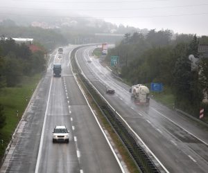 14.10.2015., Rijeka - Kisa otezava promet na autocesti Rijeka-Zagreb. rPhoto: Goran Kovacic/PIXSELL