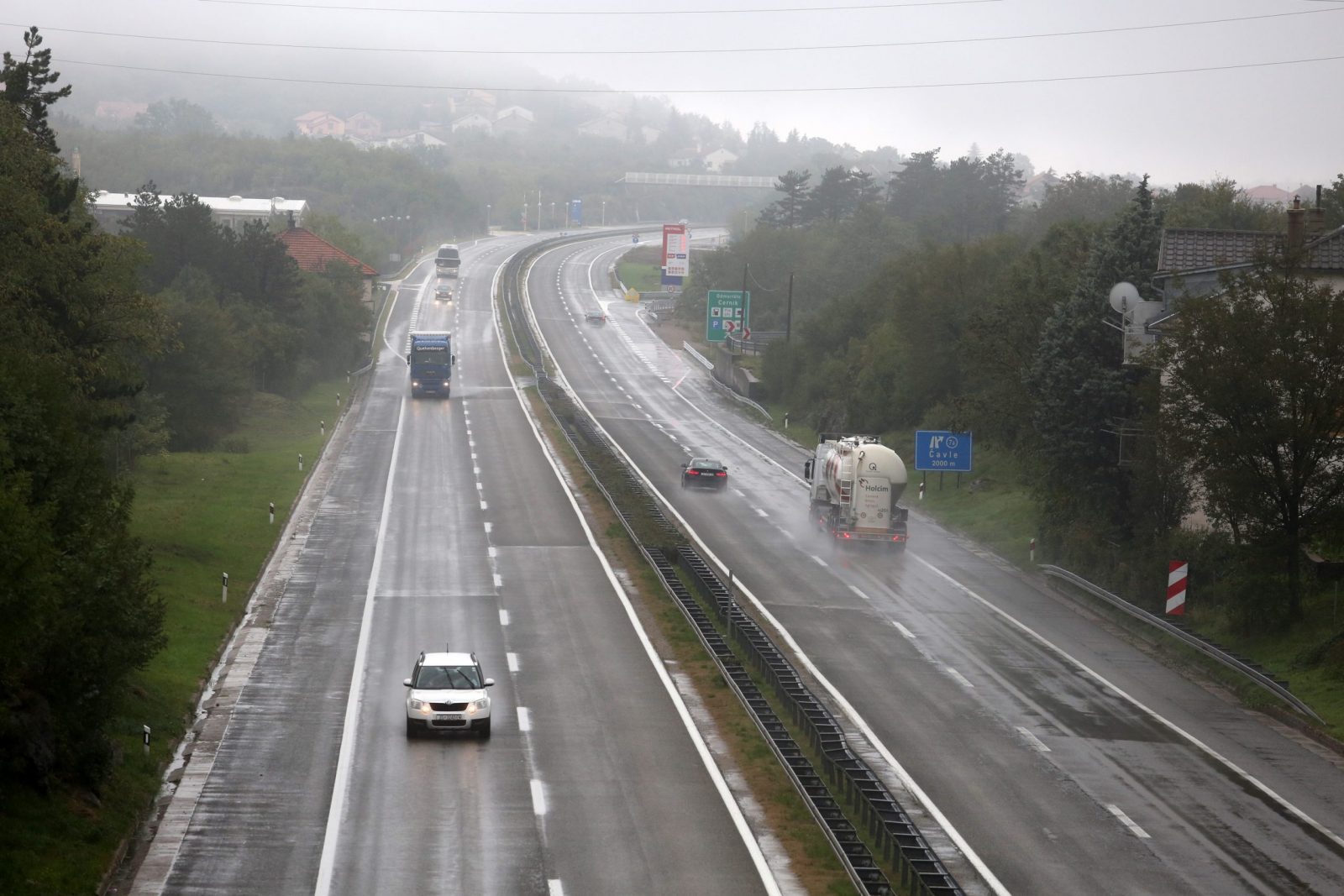 14.10.2015., Rijeka - Kisa otezava promet na autocesti Rijeka-Zagreb. rPhoto: Goran Kovacic/PIXSELL