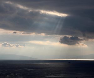 15.11.2022., Rijeka - Zrake sunca probijaju se kroz oblake nad Kvarnerskim zaljevom.   Photo: Goran Kovacic/PIXSELL