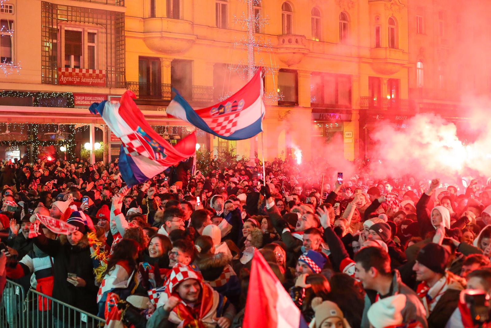17.12.2022., Zagreb,  Gledanje utakmice Hrvatska Maroko na Trgu bana Jelacica Photo: Sanjin Strukic/PIXSELL