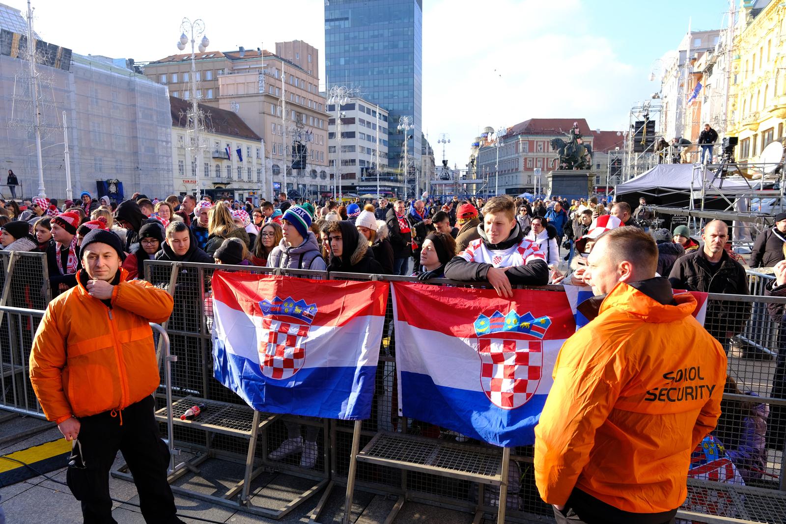 18.12.2022., Zagreb - Navijaci su na Trgu vec poceli zauzimati mjesta za docek Vatrenih. Photo: Slaven Branislav Babic/PIXSELL