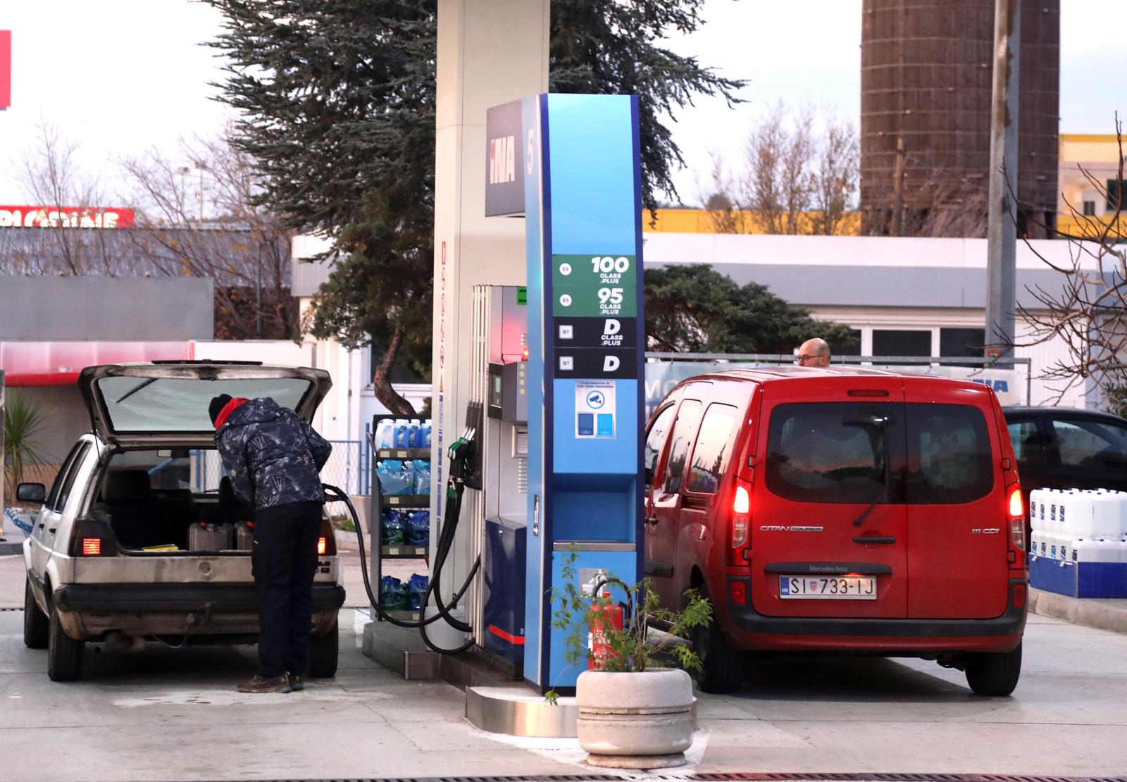 20.12.2022.,Sibenik-Od danas odlukom Vlade od ponoci cijena litre benzina iznosi 9.63 kune po litri (smanjenje od 0.97 kn/l), a litre dizela 10.84 kune (smanjenje 0.75 kn/l). Litra plavog dizela stoji 7.20 kuna (smanjenje 0.75 kn/l).
 Photo: Dusko Jaramaz/PIXSELL