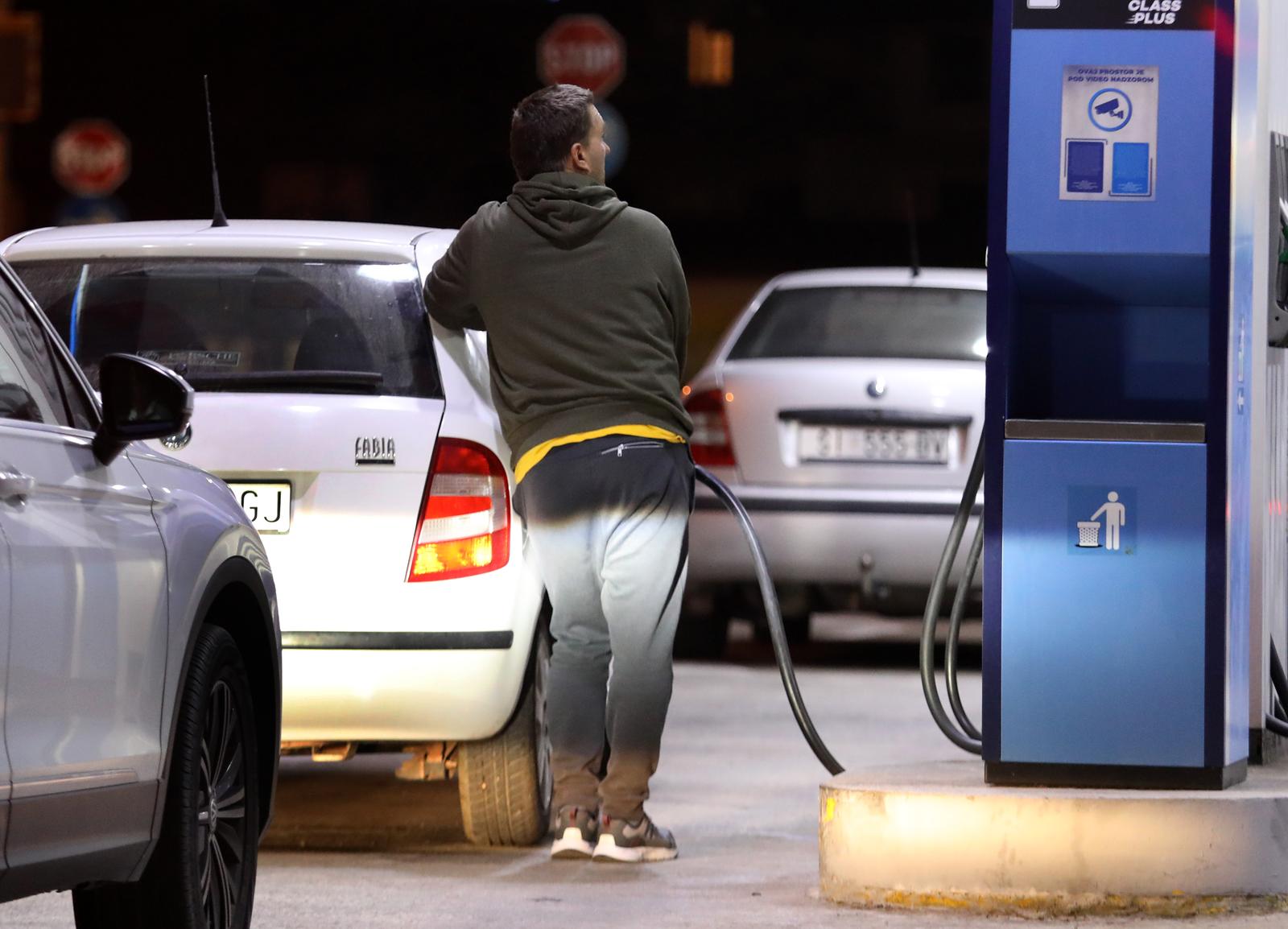 24.10.2022., Sibenik - Velike guzve na benzinskim postajama stvorile su redove pred sutrasnje znacajno povecanje cijena goriva.   Photo: Dusko Jaramaz/PIXSELL