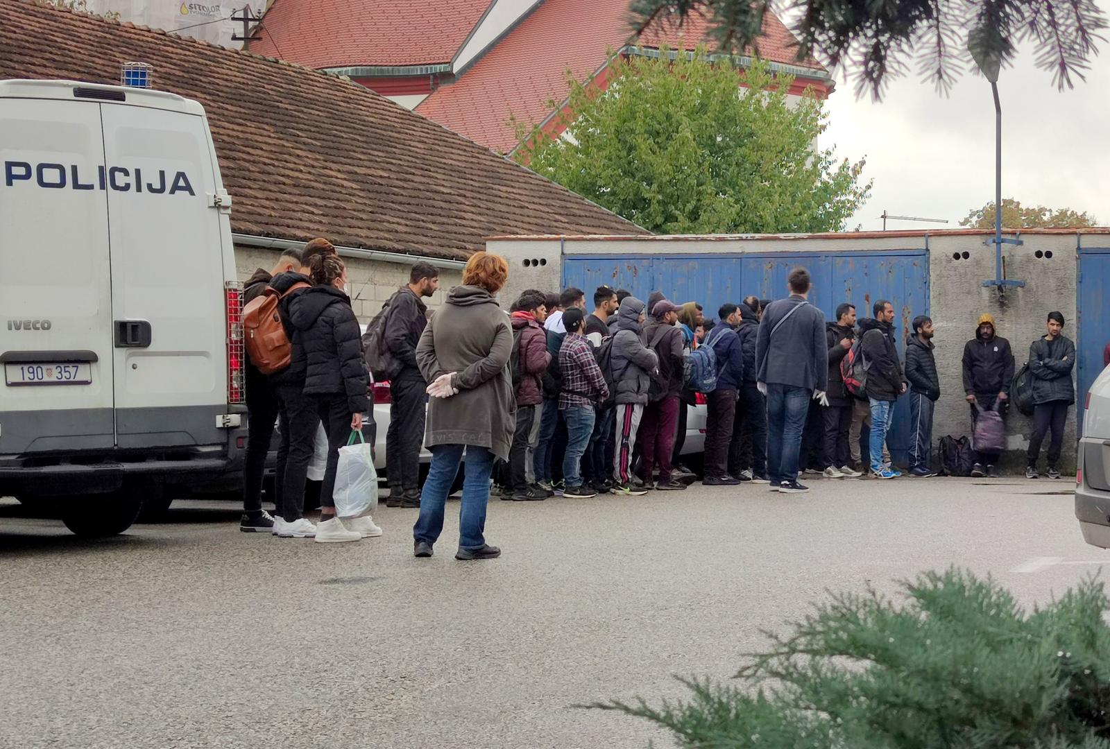 25.10.2022., Zagreb, Sesvete - Policija dovezla velik broj migranata koji cekaju na ulazak u policijsku postaju Sesvete. Photo: Slaven Branislav Babic/PIXSELL
