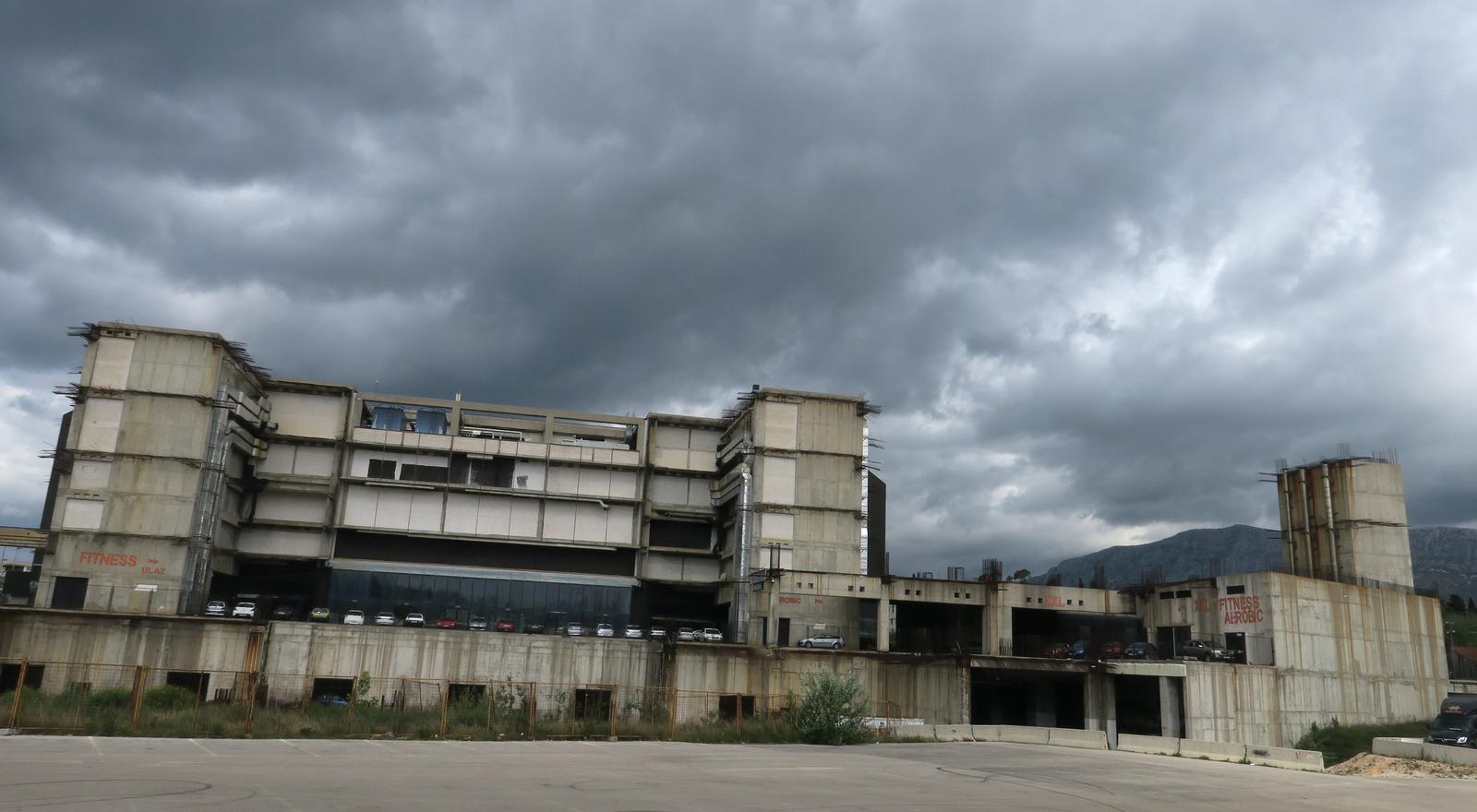 27.04.2016., Split - Nedovrseni Spaladium kompleks, izgradjen za potrebe Svjetskog prvenstva u rukometu 2009 jos uvijek stoji nedovrsen i svakim danom sve vise propada"nPhoto: Ivo Cagalj/PIXSELL.