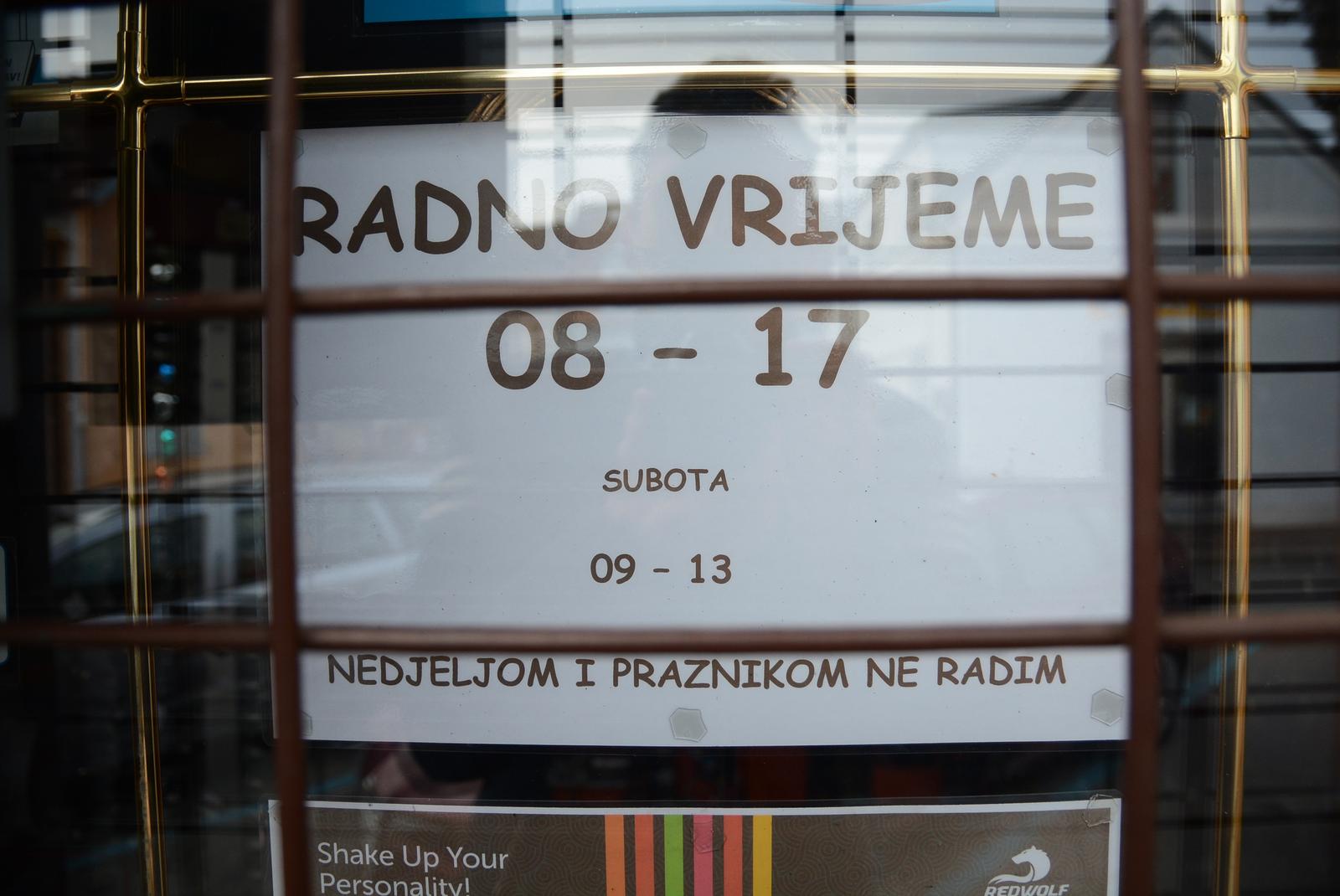 30.12.2018., Bjelovar - Obavijest s natpisom na trgovinama koje ne rade nedjeljom. "n"nPhoto: Damir Spehar/PIXSELL
