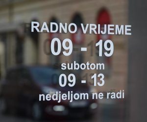 30.12.2018., Bjelovar - Obavijest s natpisom na trgovinama koje ne rade nedjeljom. "n"nPhoto: Damir Spehar/PIXSELL
