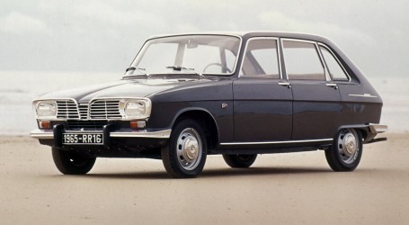 Renault 16, pionir kombilimuzina s pet vrata, počeo se proizvoditi 2. prosinca 1964.