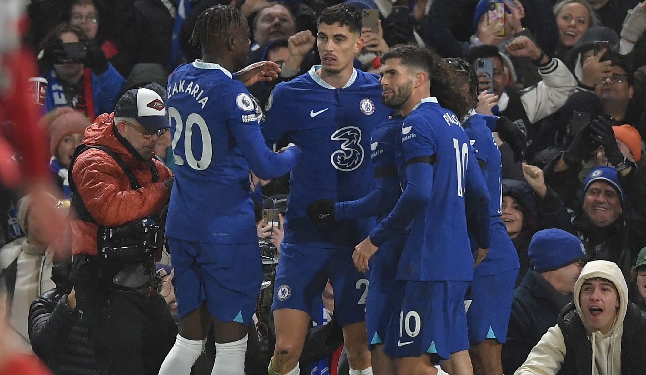 epa10379378 Kai Havertz (C) of Chelsea celebrates with team mates after scoring the 1-0 lead during the English Premier League soccer match between Chelsea FC and AFC Bournemouth in London, Britain, 27 December 2022.  EPA/Vince Mignott EDITORIAL USE ONLY. No use with unauthorized audio, video, data, fixture lists, club/league logos or 'live' services. Online in-match use limited to 120 images, no video emulation. No use in betting, games or single club/league/player publications