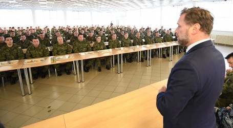 Banožić s hrvatskim vojnicima koji idu u misiju NATO-a u Litvu