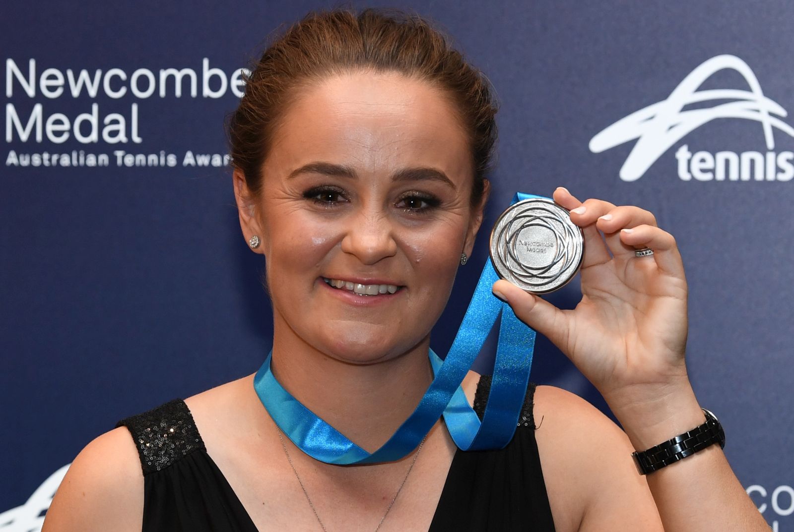 epa10361840 Retired Australian tennis player Ashleigh Barty poses with her Newcombe Medal at the 2022 Australian Tennis Awards at Palladium at Crown in Melbourne, Australia, 12 December 2022. Barty claimed a record fifth consecutive Newcombe Medal.  EPA/JULIAN SMITH AUSTRALIA AND NEW ZEALAND OUT