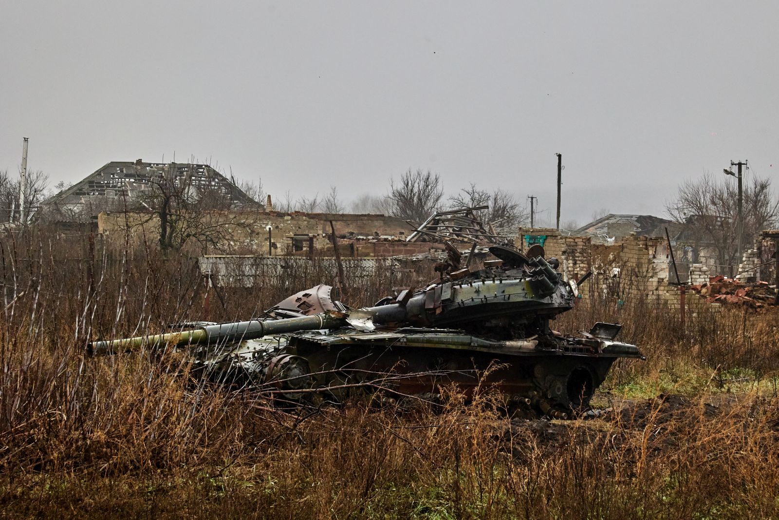epa10363870 A destroyed tank in the village of Kam'yanka, near Izium, Kharkiv region, Ukraine, 13 December 2022, amid Russia's military invasion. Kharkiv and surrounding areas have been the target of heavy shelling since February 2022, when Russian troops entered Ukraine starting a conflict that has provoked destruction and a humanitarian crisis. At the beginning of September, the Ukrainian army pushed Russian forces from occupied territory northeast of the country in counterattacks.  EPA/SERGIY KOZLOV