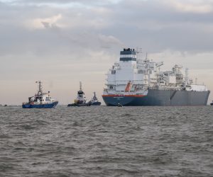 epa10367296 The Hoegh Esperanza', Floating Storage and Regasification Unit (FSRU) ship, arrives to dock at the new LNG terminal in Wilhelmshaven, Germany, 15 December 2022. The 'Hoegh Esperanza' FSRU is a floating facility that will convert liquified natural gas (LNG) arriving on LNG ships into a gaseous state and pump the gas directly into Germany's northern natural gas pipeline network from the Wilhelmshaven site. The new terminal, which will be officially inaugurated on 17 December is one several new LNG terminals Germany is building on its northern coasts as it seeks to pivot away from its previous reliance on natural gas imports from Russia.  EPA/DAVID HECKER / POOL